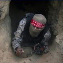 一名哈马斯战士从加沙隧道中出来.